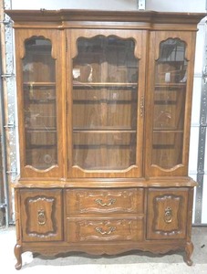 lot 328 image: Bassett China cabinetbuffet