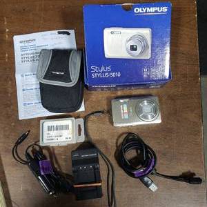 Olympus Stylus 5010 Camera With Accessories & Case