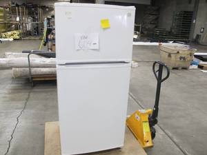 lot 604 image: Kenmore 18 cu. ft. Top Freezer Refrigerator with Glass Shelves and Garage Ready - NOT WORKING