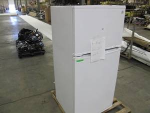 lot 607 image: Kenmore 18 cu. ft. Top Freezer Refrigerator with Glass Shelves and Garage Ready - NOT WORKING