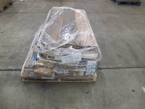 lot 612 image: Pallet of Miscellaneous Vinyl and Laminate Flooring