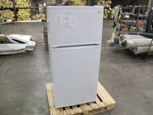 lot 614 image: Kenmore 18 cu. ft. Top Freezer Refrigerator with Glass Shelves and Garage Ready - NOT WORKING