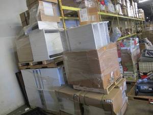 lot 645 image: 4 Pallets of NEW table Bases - White