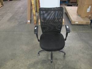 lot 675 image: Adjustable Mesh Back Office Chair on Wheels - Black