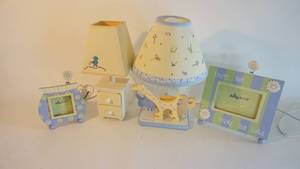 lot 18 image: Babytoddler bedroom decor including two lamps