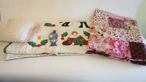 lot 21 image: Linens- machine quilted and cross-stitched Christmas scene quilt, including one chenille pillow