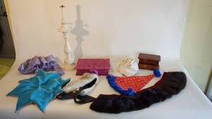 lot 32 image: Vintage hatsjewelry boxes etc.