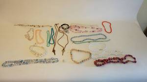 lot 98 image: Lot Of Costume Jewelry