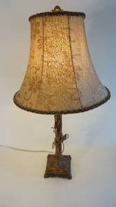 lot 113 image: Beautiful ornate antique style table lamp 32 inches tall