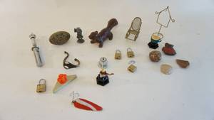 lot 153 image: Miscellaneous trinket lot including agatesrocks, door knob, squirrel figure etc.