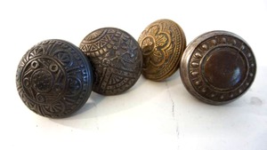 lot 155 image: Lot of 4antique ornate brass door knobs