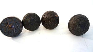 lot 156 image: Lot of 4antique ornate brass door knobs