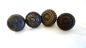 lot 158 image: Lot of 4antique ornate brass door knobs