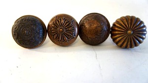 lot 159 image: Lot of 4antique ornate brass door knobs