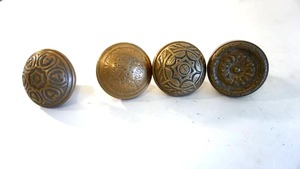 lot 161 image: Lot of 4antique ornate brass door knobs
