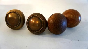 lot 162 image: Lot of 4antique ornate brass door knobs