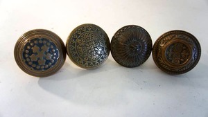 lot 163 image: Lot of 4antique ornate brass door knobs
