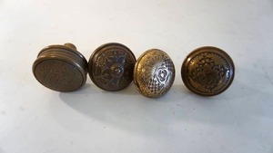 lot 164 image: Lot of 4antique ornate brass door knobs