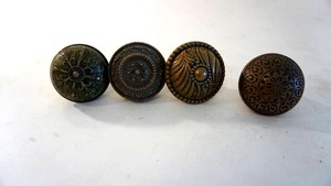lot 165 image: Lot of 4antique ornate brass door knobs