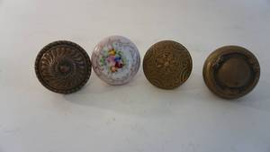lot 166 image: Lot of 4antique ornate brass door knobs