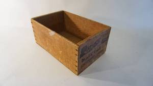 lot 182 image: Choice Black Figs wood box 15 x 10 x 7 high Guggenhime & Company California