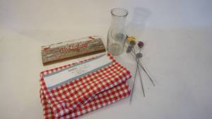 lot 210 image: Miscellaneous lot including 13 x 72 gingham table runner etc