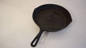 lot 211 image: 11 inch cast iron well seasoned grilling pan