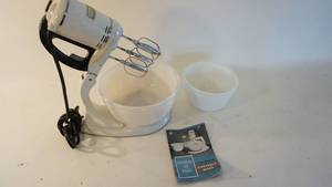 lot 272 image: Vintage GE Portable Mixer Works
