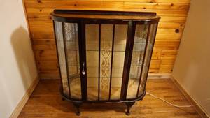lot 300 image: Beautiful elegant locking lighted curio cabinet