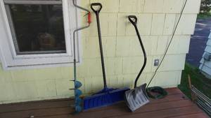 lot 307 image: Post hole digger, shovels etc.