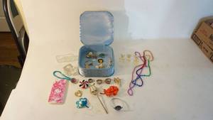 lot 319 image: Costume jewelry including brooches
