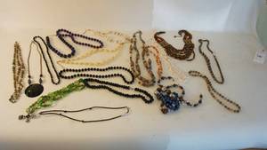 lot 321 image: Costume jewelry