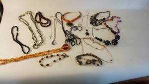 lot 322 image: Costume jewelry