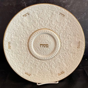 lot 35 image: Lovely Lenox Items including a Lenox Seder Plate