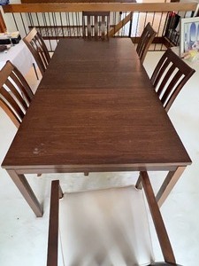 lot 20 image: Lovely Dining Room Table and Six Chairs