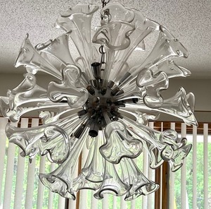 lot 5 image: AmAzInG Mid Century Sputnik Glass Chandelier