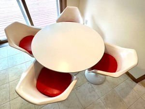 lot 15 image: Amazing Retro Tulip White Pedestal Mid Century Table and Four Chairs