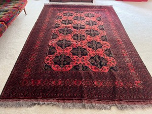 lot 10 image: Gorgeous Area Rug