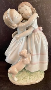 lot 43 image: Retired Lladro Give me a hug Figurine