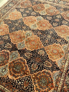 lot 62 image: 100% Wool Pile Hand Knotted Area Rug from India