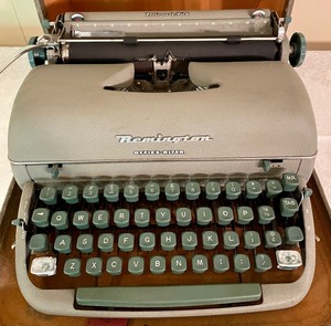 lot 157 image: Vintage Remington Office-Riter Typewriter with Case