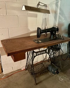lot 176 image: Vintage Singer Sewing Machine