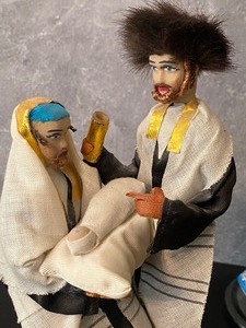 lot 87 image: Variety of Vintage Ethnic Dolls