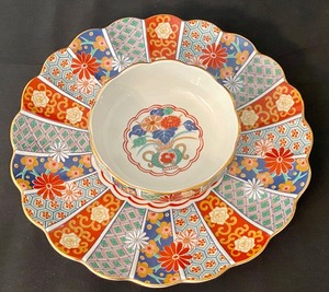 lot 76 image: Two Piece Japanese Serving Set