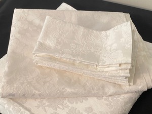 lot 231 image: Waterford Brand Table Linens