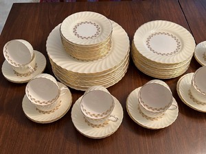 lot 247 image: Minton China Set in Gold Cheviot