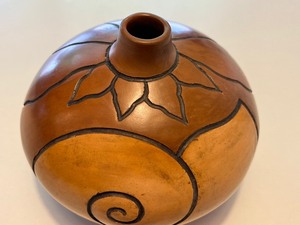lot 257 image: Large Wooden Leaf Shaped Tray and Ceramic Vase