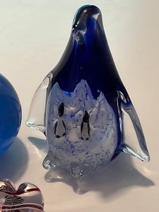 lot 256 image: Variety of Fun Glass Decorative Items