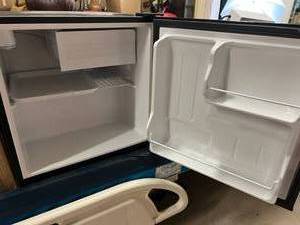 BLACK &amp DECKER COUNTER TOP MINI FRIDGE - EXCELLENT CONDITION HAS LATCH TO BE LOCKING - HAS LOCK WITH KEY&nbsp