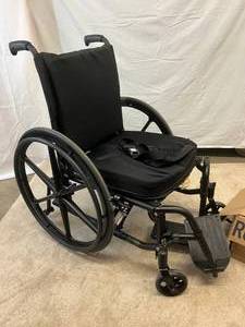 $$$$ KI MOBILITY CATALYST ULTRA LIGHTWEIGHT WHEELCHAIR - COMES WITH 2 SEATS - 1 BEING A ROHO INFLATABLE SEAT - GOOD WORKING CONDITION - BOTH SEATS HAVE BEEN USED
